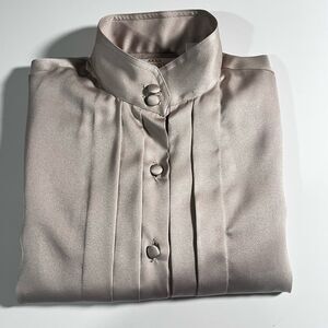 The Custom Shop Champagne Blouse Long Sleeve Pleated Front Mock Collar Size 8